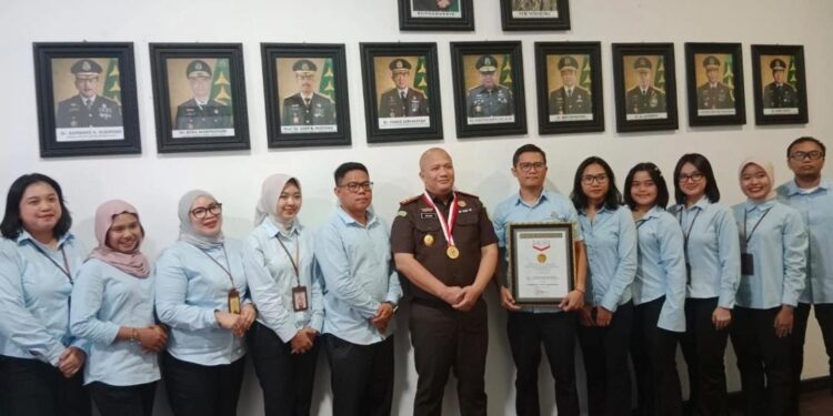 Kajari Kota Bandung Irfan Wibowo Raih Rekor MURI Pembagian KIA Terbanyak